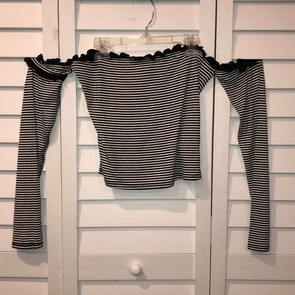 NWOT forever 21 striped top w off shoulder sleeves
